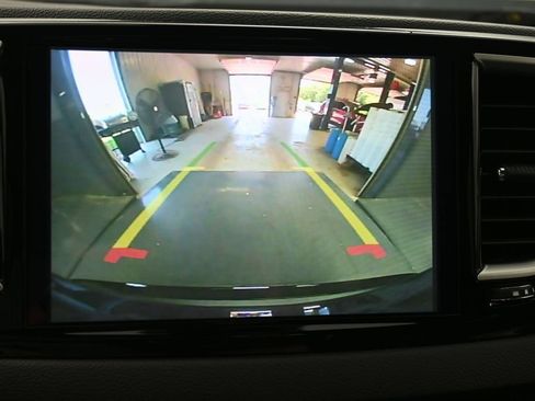 Used 2023 Chrysler Pacifica Touring-L FWD image 13