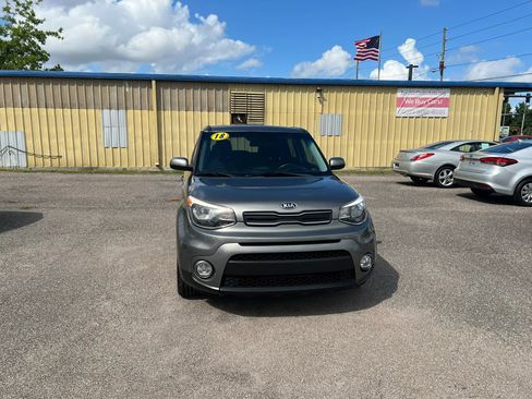 Used 2018 Kia Soul + w/ Audio Package FWD image 3