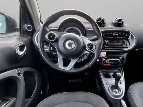 Used 2016 smart fortwo passion RWD image 5