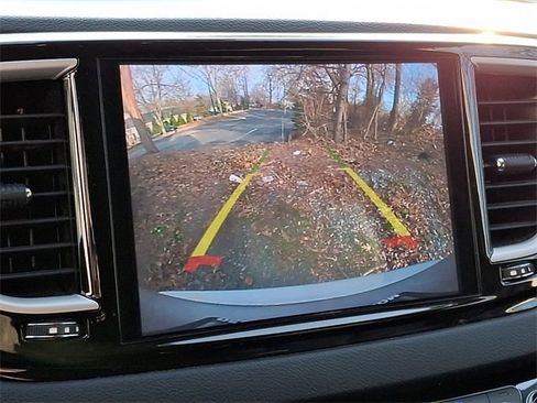 Used 2023 Chrysler Pacifica Touring-L image 18