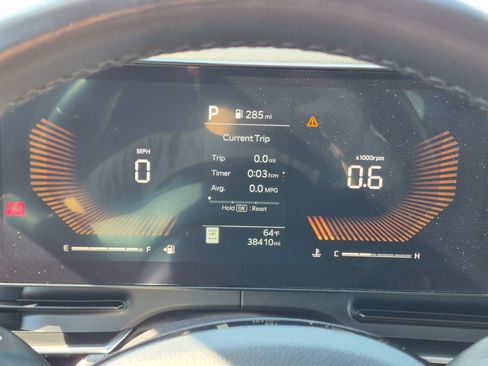 Used 2025 Kia Carnival FWD image 23