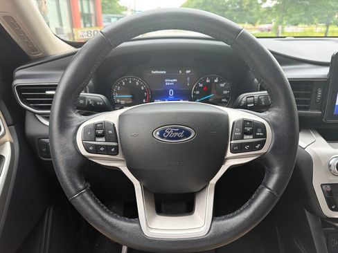 Used 2022 Ford Explorer XLT w/ Equipment Group 202A AWD/4WD image 31