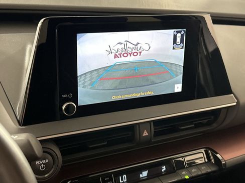 Used 2025 Toyota Prius Plug-In Hybrid FWD image 18