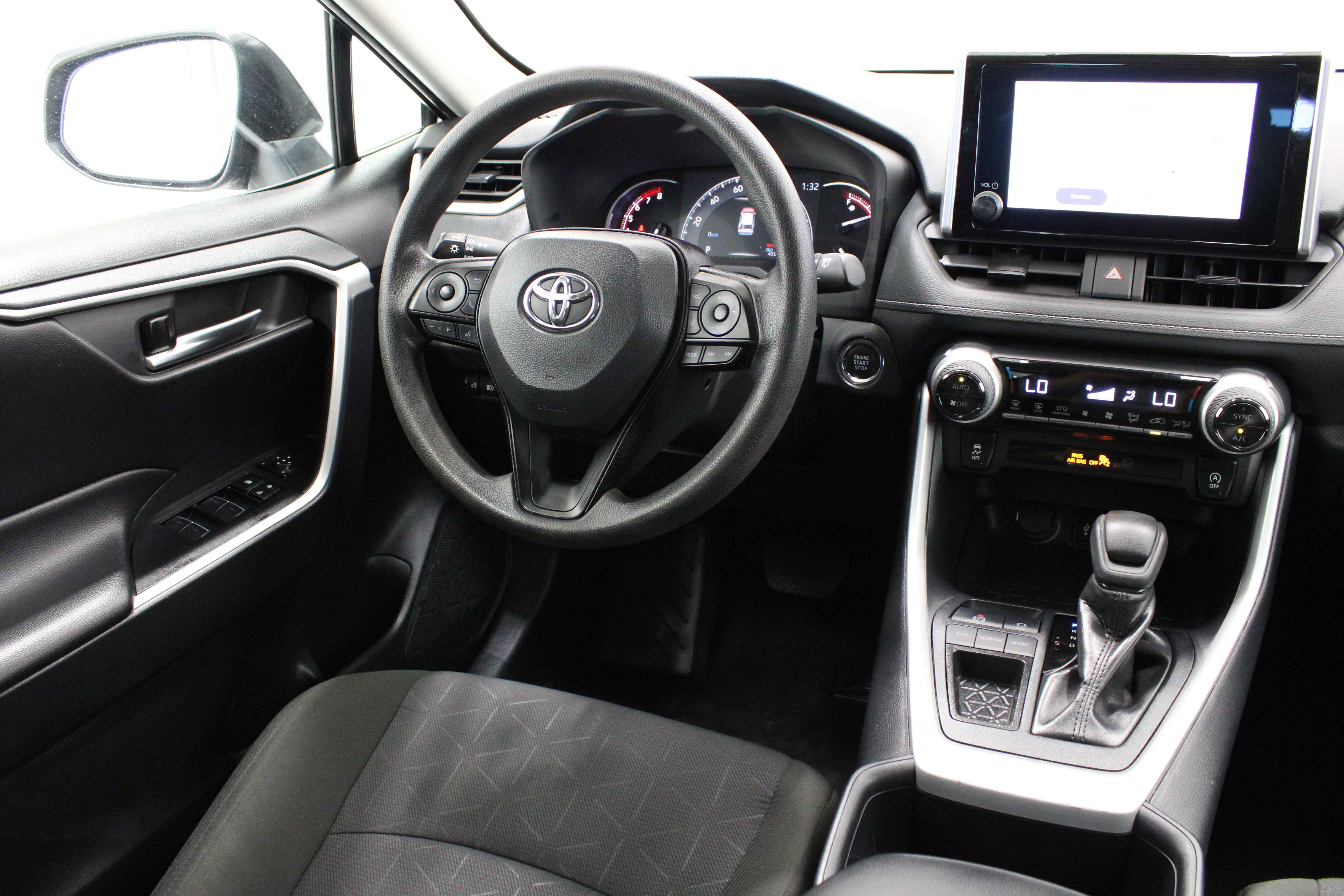 Used 2025 Toyota RAV4 XLE FWD image 30