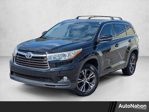 Used 2016 Toyota Highlander XLE image 1