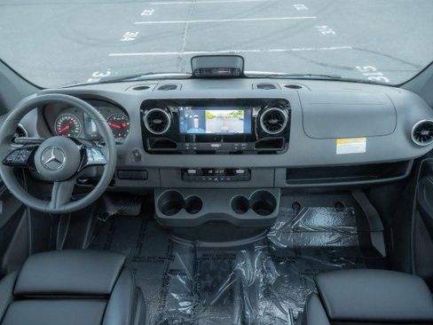 Used 2025 Mercedes-Benz Sprinter 2500 image 17