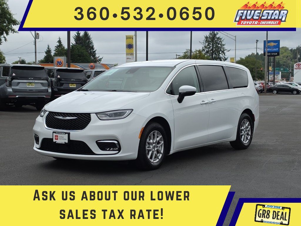 Used 2023 Chrysler Pacifica Touring-L FWD image 1