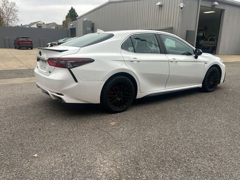 Used 2024 Toyota Camry SE image 3