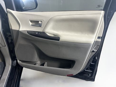 Used 2017 Toyota Sienna LE image 32