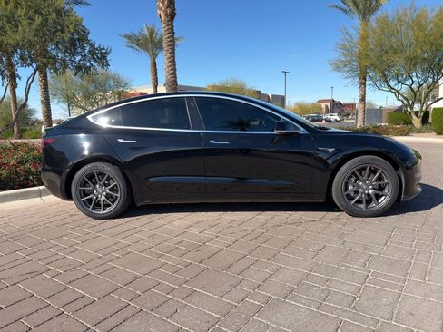 Used 2018 Tesla Model 3 Mid Range image 2