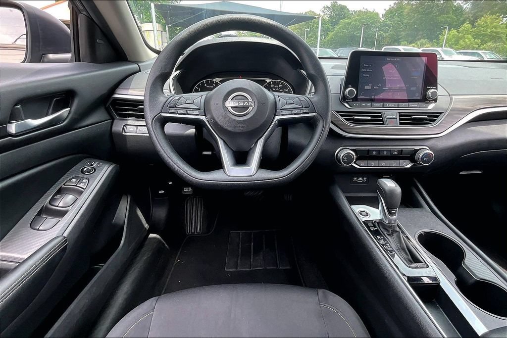 Used 2025 Nissan Altima 2.5 SV FWD image 8
