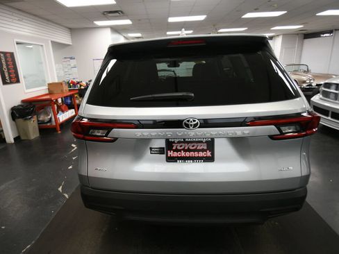 Used 2025 Toyota Grand Highlander AWD image 6