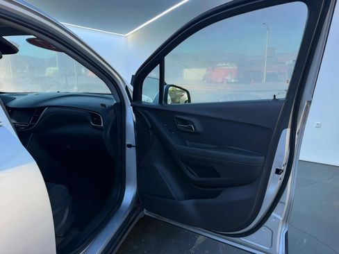 Used 2017 Chevrolet Trax LT FWD image 19