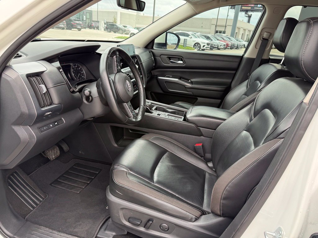 Used 2023 Nissan Pathfinder SL w/ Lighting Package (N92) FWD image 11