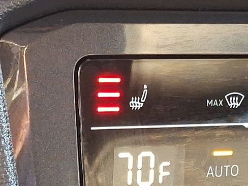 Used 2023 Volkswagen Tiguan SE image 25