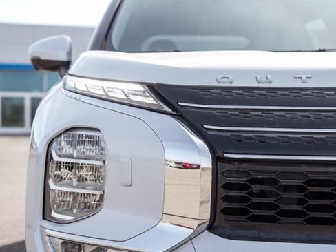 Used 2023 Mitsubishi Outlander 4WD Plug-In Hybrid image 13