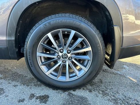 Certified 2019 Toyota Highlander XLE w/ Carpet Mat Package (TMS) image 14