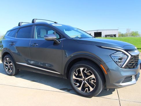 Used 2024 Kia Sportage EX image 3