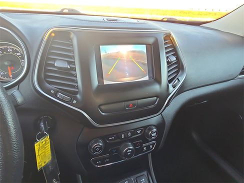 Used 2019 Jeep Cherokee Latitude w/ Popular Appearance Group image 23