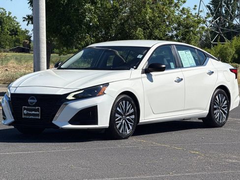 Used 2025 Nissan Altima 2.5 SV FWD image 8