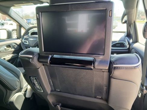 New 2026 Chrysler Pacifica Limited w/ Uconnect Theater Family Group FWD image 29
