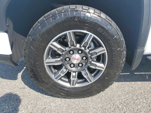 Certified 2024 GMC Sierra 1500 AT4 w/ Technology Package AWD/4WD image 10