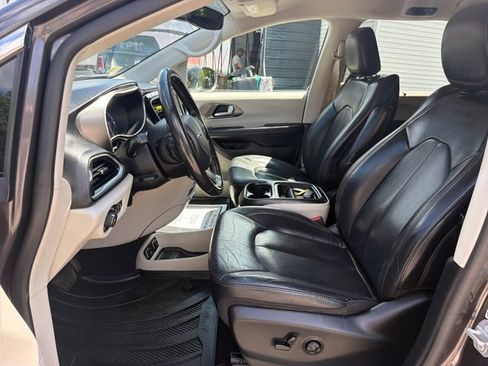 Used 2020 Chrysler Pacifica Touring-L FWD image 10