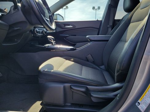 Used 2024 Chevrolet Trax LT w/ Sunroof Package FWD image 16