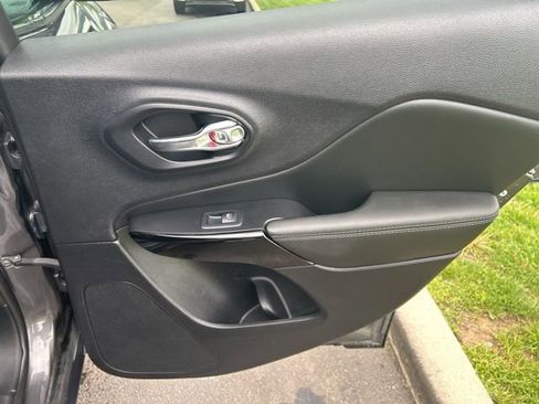 Used 2022 Jeep Cherokee Latitude Lux w/ Sun & Sound Group AWD/4WD image 41