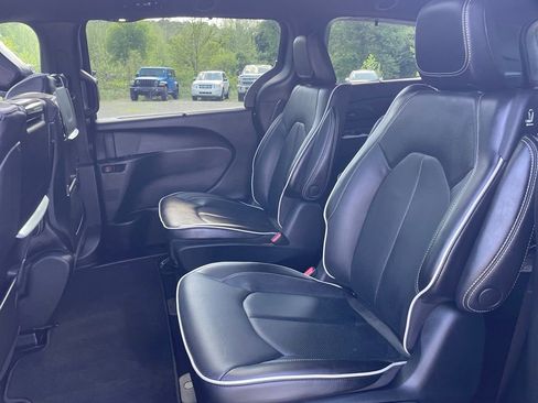 Used 2023 Chrysler Pacifica Limited w/ Uconnect Theater Family Group FWD image 14