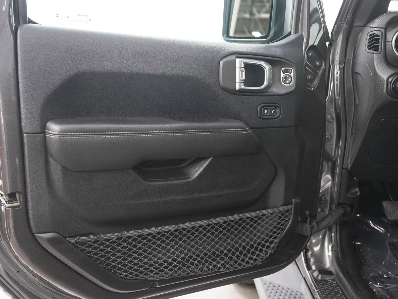 Used 2018 Jeep Wrangler Unlimited Sahara w/ Cold Weather Group AWD/4WD image 18