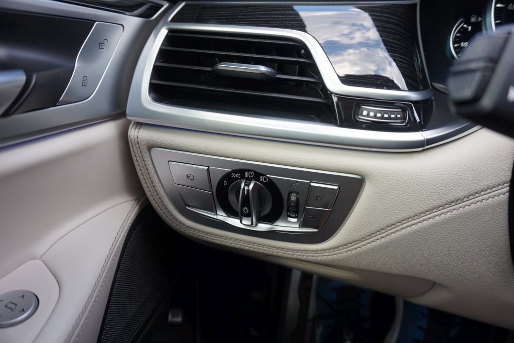 Used 2019 BMW 750i w/ Executive Package RWD image 40