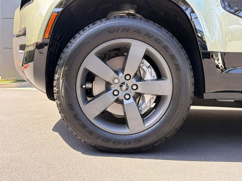 Used 2025 Land Rover Defender 110 X-Dynamic SE AWD/4WD image 12