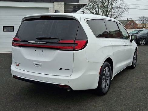 Used 2023 Chrysler Pacifica Touring-L image 6
