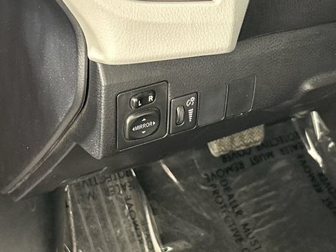 Used 2016 Toyota Corolla LE FWD image 13