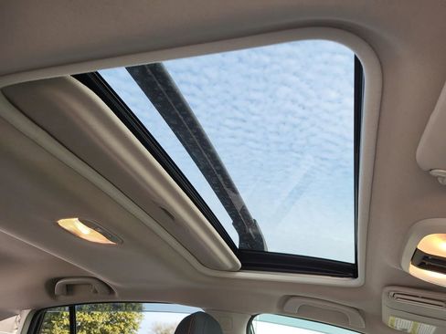 Used 2022 Subaru Crosstrek 2.0i Premium w/ Moonroof Package image 9