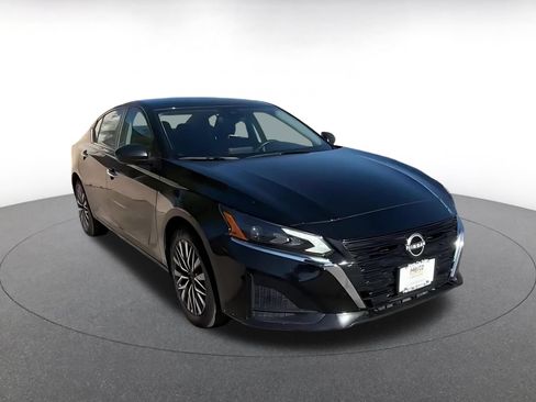 Used 2025 Nissan Altima 2.5 SV FWD image 3