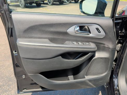 Used 2025 Chrysler Pacifica Limited FWD image 32