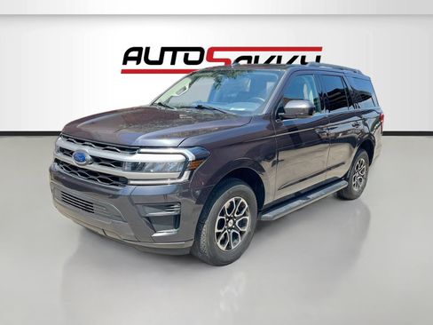 Used 2024 Ford Expedition XLT RWD image 3