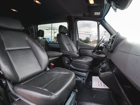 Used 2024 Mercedes-Benz Sprinter 2500 image 33