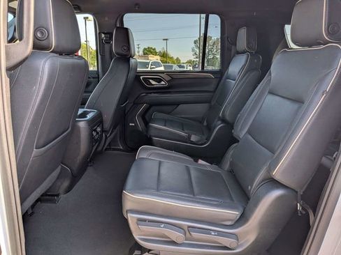 Used 2023 Chevrolet Suburban Premier image 12