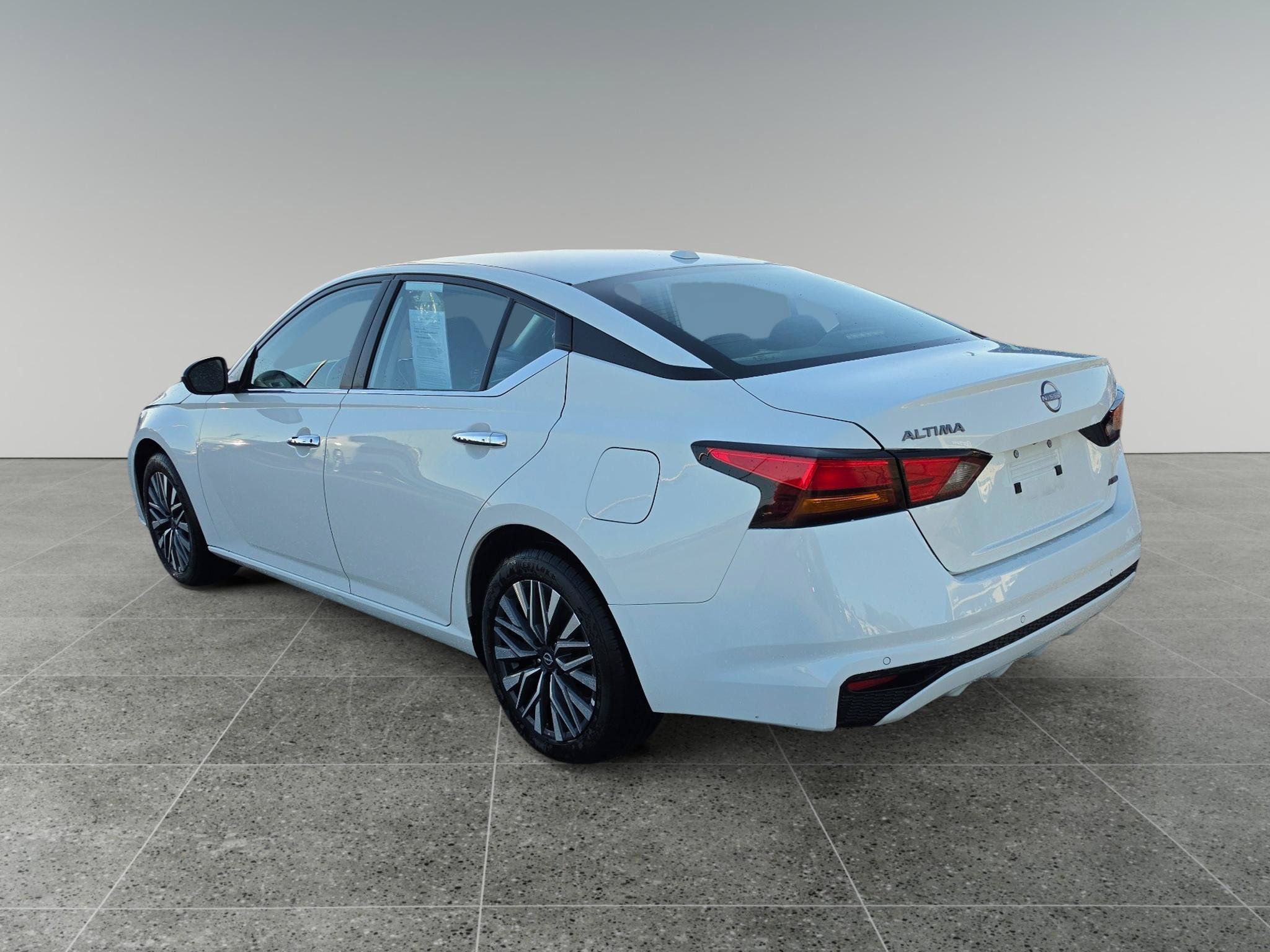 Used 2025 Nissan Altima 2.5 SV AWD/4WD image 4