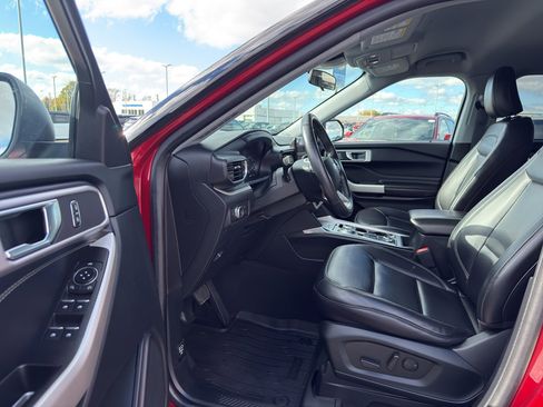 Used 2021 Ford Explorer XLT w/ Equipment Group 202A image 12