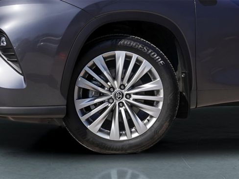 Used 2025 Toyota Highlander Platinum image 4