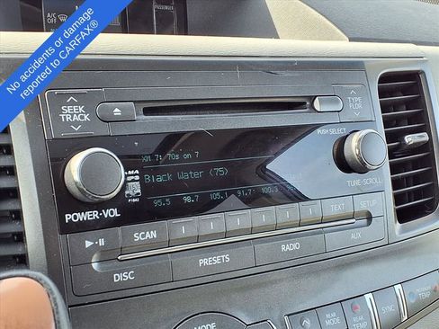 Used 2014 Toyota Sienna L image 25