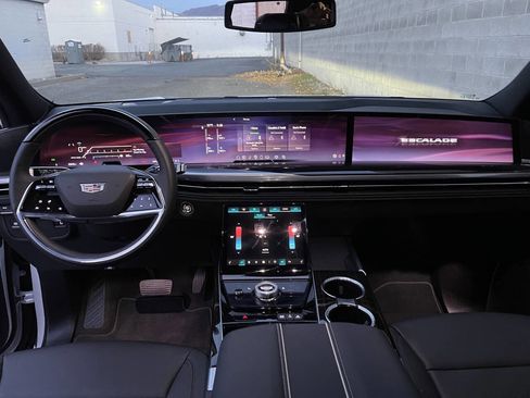 Used 2025 Cadillac Escalade Luxury image 17