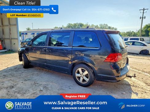 Used 2011 Volkswagen Routan SE FWD image 3