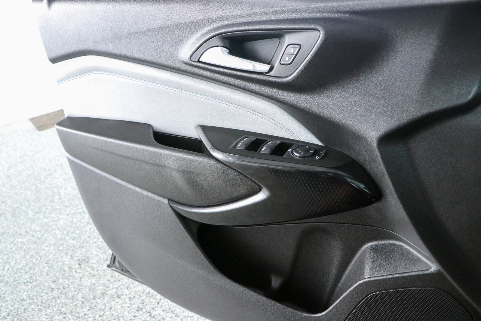 Used 2025 Chevrolet Trax LT w/ LT Convenience Package FWD image 21