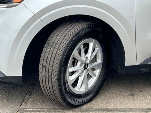 Certified 2023 Kia Carnival LX image 3