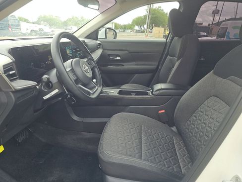 Used 2025 Nissan Kicks SV image 3